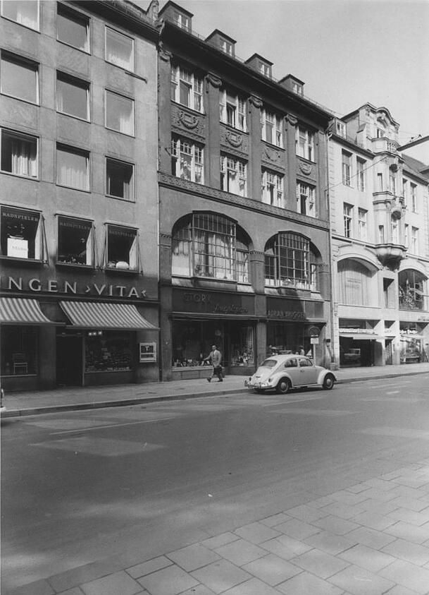 Das Haus in der Residenzstra&szlig;e 24 im Jahr 1967: Der Dachstuhl war nach dem Krieg nur notd&uuml;rftig erneuert worden.