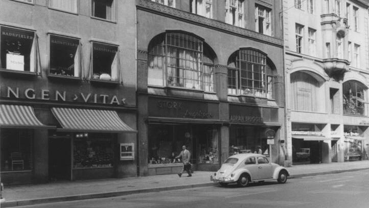 Das Haus in der Residenzstra&szlig;e 24 im Jahr 1967: Der Dachstuhl war nach dem Krieg nur notd&uuml;rftig erneuert worden.