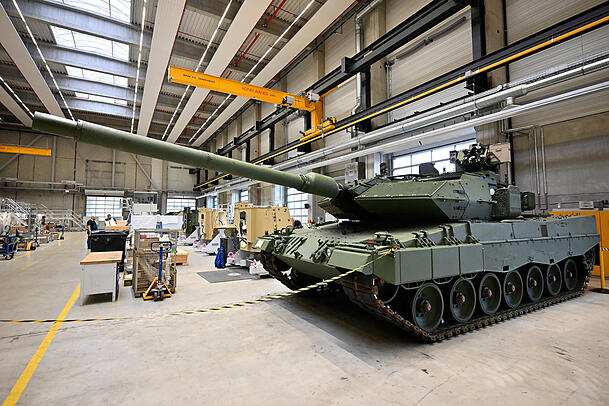 Der R&uuml;stungskonzern KNDS baut den Kampfpanzer vom Typ Leopard 2.