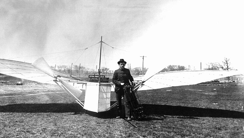 Er war wohl der Erste, der ein Motorflugzeug in die Luft brachte: Gustav Weisskopf vor seiner Maschine. (Archivbild) Er war wohl der Erste, der ein Motorflugzeug in die Luft brachte: Gustav Weisskopf vor seiner Maschine. (Archivbild)
