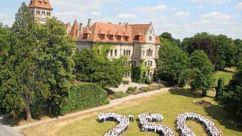 Ausblick aufs Firmenjubiläum im nächsten Jahr: Am Mittwoch formierten sich rund 500 Mitarbeiter im romantischen Steiner Schlossgarten zur Jubel-Zahl. Ausblick aufs Firmenjubiläum im nächsten Jahr: Am Mittwoch formierten sich rund 500 Mitarbeiter im romantischen Steiner Schlossgarten zur Jubel-Zahl.