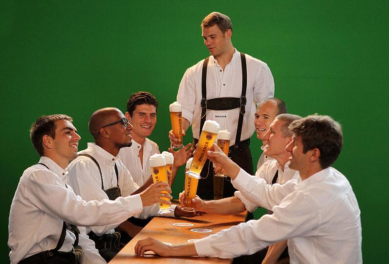 Philipp Lahm, Jerome Boateng, Mario Gomez, Manuel Neuer, Arjen Robben, Bastian Schweinsteiger und Thomas Müller stoßen an - mit alkoholfreiem Weißbier.