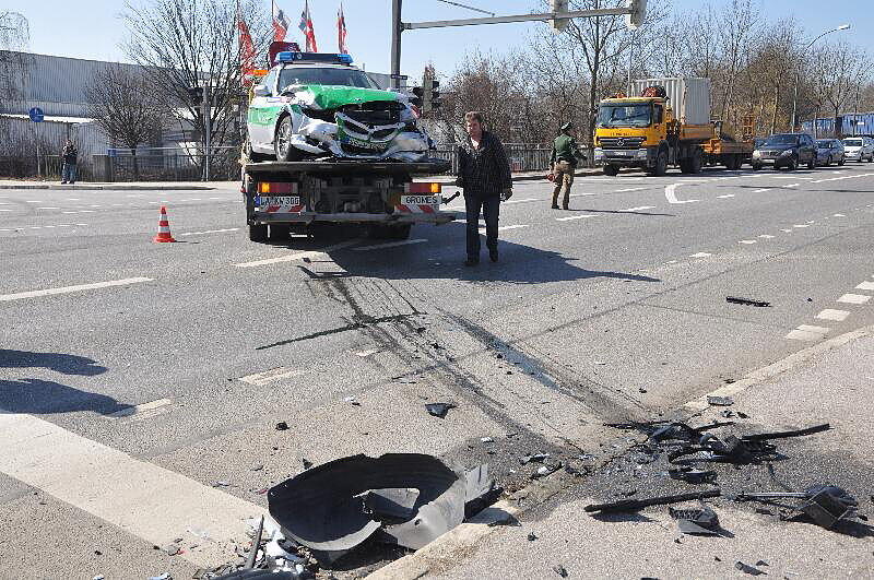 Unfall in Landshut: Auf der Konrad-Adenauerstr. /Ecke Alte Regensburgerstraße kam es zu einem Crash. Auch ein Polizewagen war beteiligt. Die Bilder.