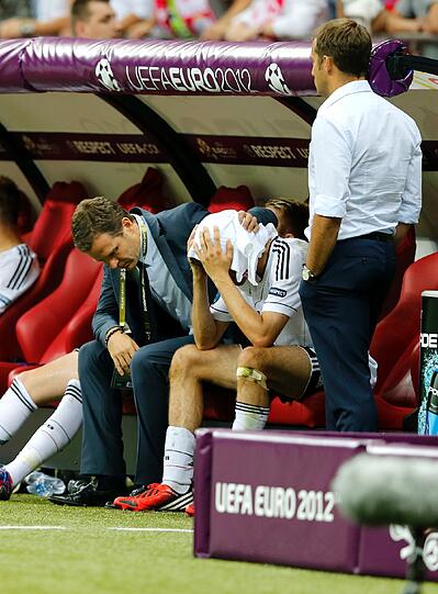 Die Enttäuschung ist Phillip Lahm ins Gesicht geschrieben, bei Thomas Müller fließen die Tränen, Mario Gomez ist entsetzt: Nach dem EM-Aus gegen Italien können's Jogis Jungs nicht fassen.