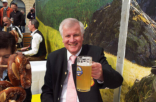 Die Feierlichkeiten zum Tag der Deutschen Einheit in München wurden von Ministerpräsident Horst Seehofer eröffnet. Im Bild trinkt er ein trübes Naturradler mit Zitronensaft. "Ich muss ja 48 Stunden einsatzfähig sein."