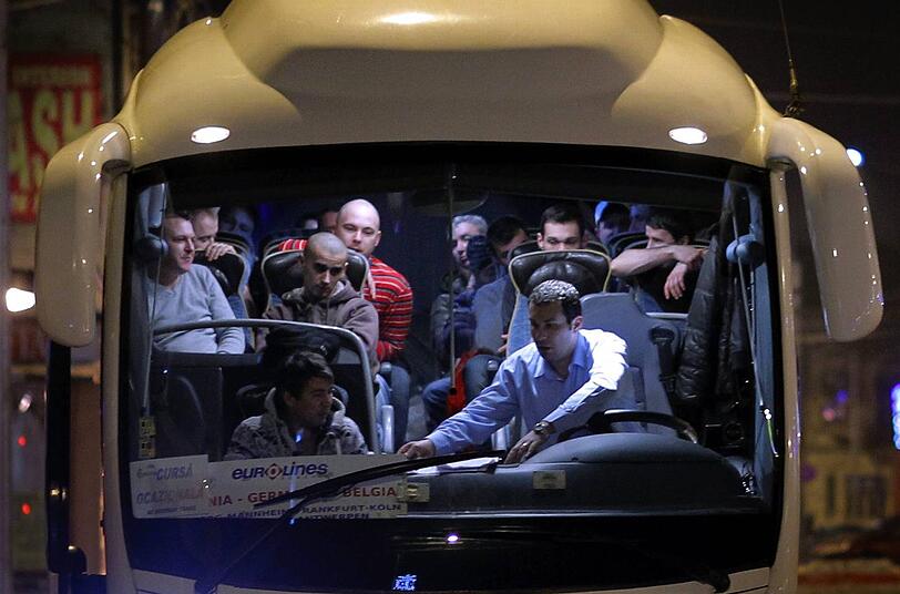 Kurz vor der Abfahrt in eine ungewisse Zukunft: Rumänen sitzen in einem Bus in Bukarest mit Ziel Deutschland und Belgien.