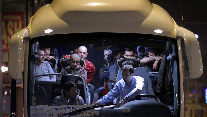 Kurz vor der Abfahrt in eine ungewisse Zukunft: Rumänen sitzen in einem Bus in Bukarest mit Ziel Deutschland und Belgien. Kurz vor der Abfahrt in eine ungewisse Zukunft: Rumänen sitzen in einem Bus in Bukarest mit Ziel Deutschland und Belgien.