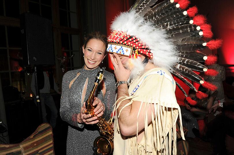 Christine Theiss scherzt mit dem Indianer. Promis feiern die DressWestern Party zum Opening des Dresscoded Pop Up Store im Ingolstadt Village im Rilano No. 6 in München. Die Bilder.