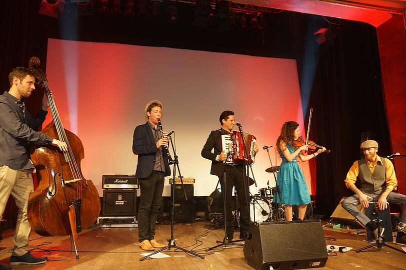 Kamen eigens aus Tel Aviv: Die Gruppe &bdquo;Kbetch&ldquo; (sprich: &bdquo;Kwetsch&ldquo;). Im April starten Asaf Meller, Jonathan Hadas, Aviram Kushnir, Nadav Rogel Nadav und Mai Choma ihre Tour in München.