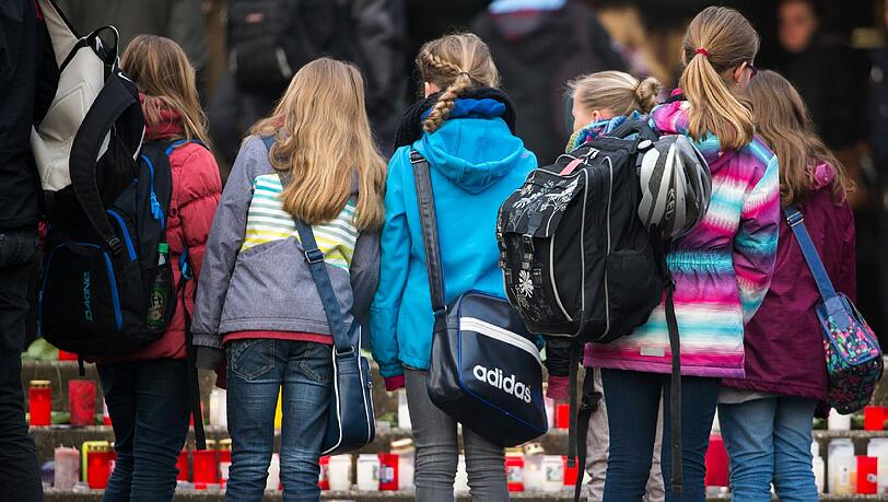 Am Gymnasium in Haltern herrscht am Mittwochmorgen nur eine Stimmung: Trauer. Am Gymnasium in Haltern herrscht am Mittwochmorgen nur eine Stimmung: Trauer.