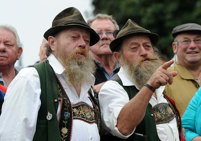 Zwei Originale mit Bart, Hut und Lederhosen...