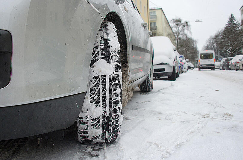 Für gute Performance bei Nässe sind tiefe längliche Rillen gefragt, auf Schnee sorgen eher Querrillen für Grip.