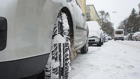 Für gute Performance bei Nässe sind tiefe längliche Rillen gefragt, auf Schnee sorgen eher Querrillen für Grip.