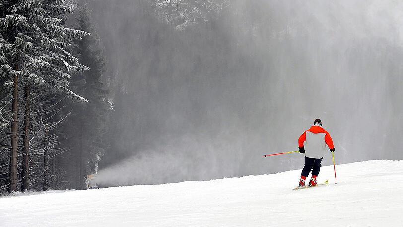 Der Skifahrer kam plötzlich von der Piste ab - möglicherweise wurde er zuvor kurz bewusstlos. (Symbolbild)