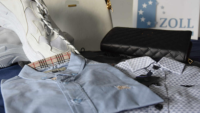 Schuhe, Hemden, Handtaschen: Einige der sichergestellten Fake-Artikel.