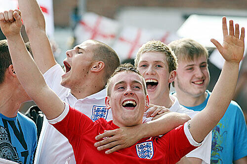 Die schrägsten und lustigsten England-Fans. Euch wollen wir bei der Frauen-WM nicht jubeln sehen. Die Bilder.
