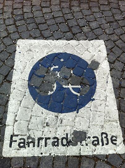 Die nagelneue Fahrbahnmarkierung in der Clemensstraße hat nicht besonders lange gehalten.