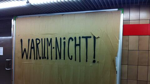"Warum nicht!": Dieses Plakat gibt den Fahrgästen der U-Bahn am Josephsplatz derzeit ein Rätsel auf. Was steckt dahinter?