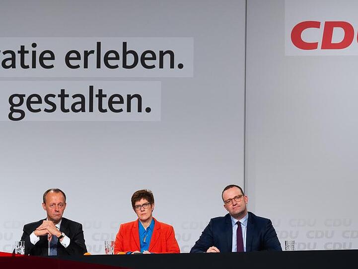 Friedrich Merz, Annegret Kramp-Karrenbauer und Jens Spahn bei der CDU-Regionalkonferenz auf dem Gelände der Messe Idar-Oberstein auf der Bühne.