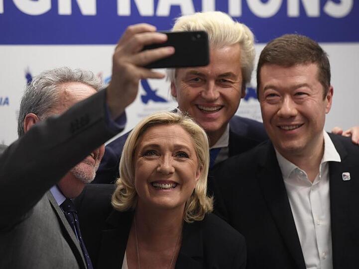 Rechte EU-Skeptiker treffen sich in Prag, unter ihnen Marine Le Pen (Mitte) und der Niederländer Geert Wilders (hinten).