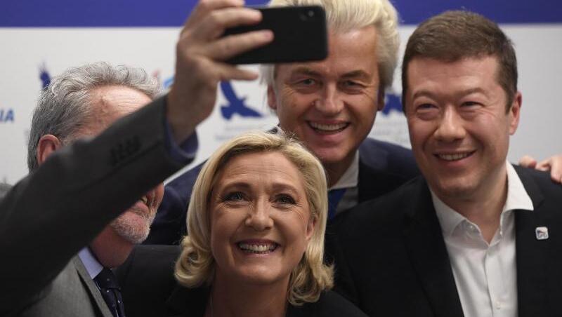Rechte EU-Skeptiker treffen sich in Prag, unter ihnen Marine Le Pen (Mitte) und der Niederländer Geert Wilders (hinten).