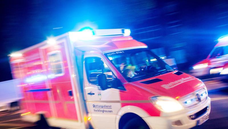 ILLUSTRATION - Ein Rettungswagen fährt mit Blaulicht durch eine Straße. Foto: Marcel Kusch/dpa/Archivbild ILLUSTRATION - Ein Rettungswagen fährt mit Blaulicht durch eine Straße. Foto: Marcel Kusch/dpa/Archivbild