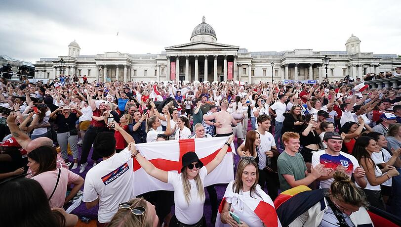 Die große Party am Trafalgar Square in London: Über 7000 Fans schauten sich das Endspiel auf einer Großleinwand an. Die große Party am Trafalgar Square in London: Über 7000 Fans schauten sich das Endspiel auf einer Großleinwand an.