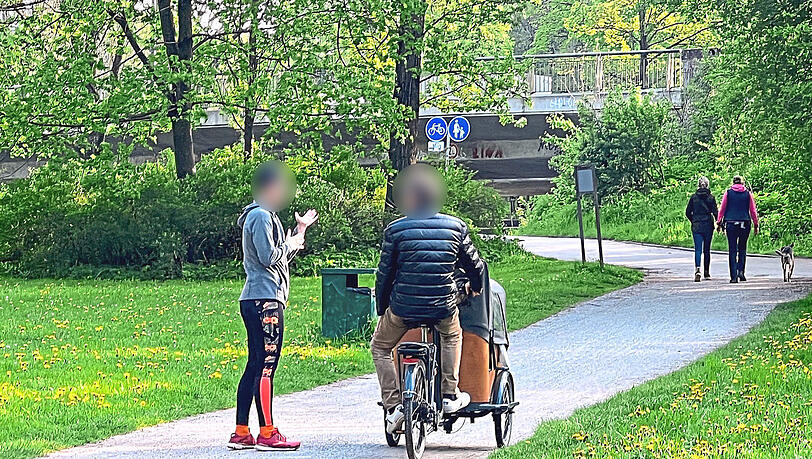 Die unbekannte Joggerin unterhält sich mit ihrem Begleiter auf dem Rad, dann verschwinden beide. Die Polizei sucht die Frau. Die unbekannte Joggerin unterhält sich mit ihrem Begleiter auf dem Rad, dann verschwinden beide. Die Polizei sucht die Frau.