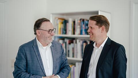 Kulturreferent Anton Biebl (links) mit Florian Wiegand, dem künftigen Intendanten der Münchner Philharmoniker.