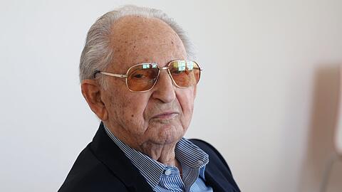 "Das Leben ist eine feine Sache": Abba Naor, 96 Jahre alt, beim Gespräch mit der AZ in der KZ-Gedenkstätte Dachau.