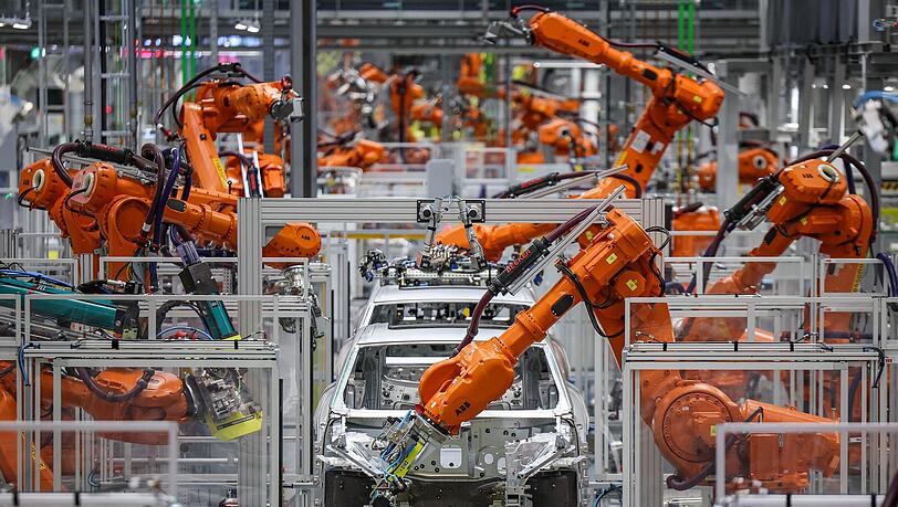 Die Autoindustrie hat deutlich weniger Industrieroboter aufgestellt. (Archivbild)