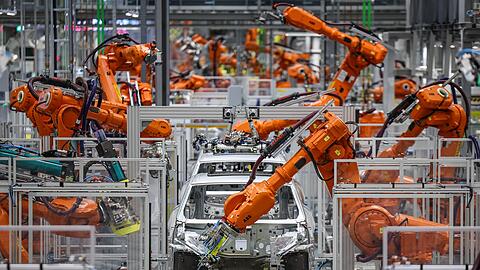Die Autoindustrie hat deutlich weniger Industrieroboter aufgestellt. (Archivbild)