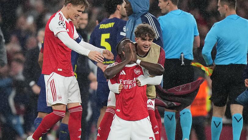 Siegtorsch&uuml;tze Bukayo Saka sackte nach dem Abpfiff &uuml;bergl&uuml;cklich zusammen.