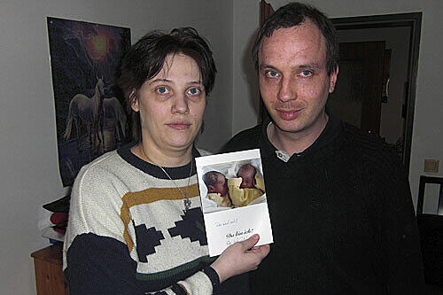 ie wollen eine Chance, Eltern ihrer Kinder zu sein: Sandra und Matthias S. mit einem Foto der Zwillinge.