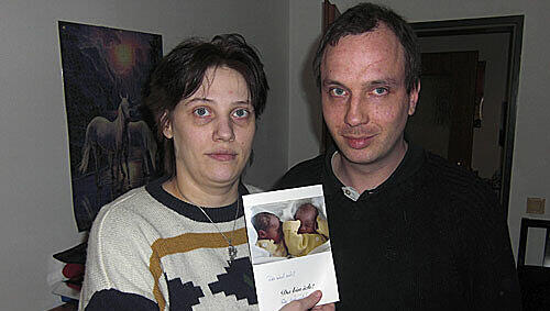 ie wollen eine Chance, Eltern ihrer Kinder zu sein: Sandra und Matthias S. mit einem Foto der Zwillinge. ie wollen eine Chance, Eltern ihrer Kinder zu sein: Sandra und Matthias S. mit einem Foto der Zwillinge.