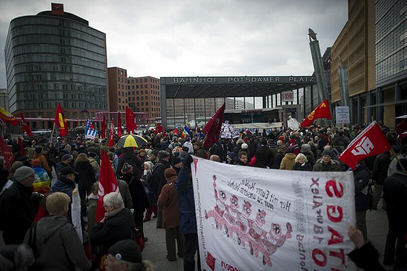 Unter dem Motto &bdquo;Es
ist an der Zeit: Sagt Nein!&ldquo; protestieren die Teilnehmer in diesem
Jahr gegen den Einsatz von Drohnen im Krieg und fordern die
Abschaffung von Atomwaffen.