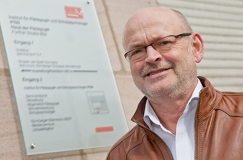 Schulexperte Bernhard Jehle vor dem Institut für Pädagogik und Schulpsychologie (IPSN) in Nürnberg.