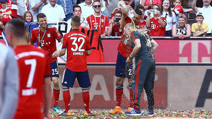 Auch Co-Trainer Peter Hermann bekam mächtig was ab.