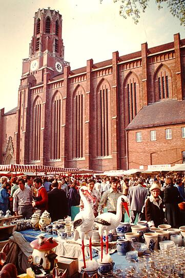 Wo ist die Kirchturmspitze? Von 1971 bis 1981 hatte die Mariahilfkirche keinen Turmhelm. Der originale Kalkstein war mürbe und musste neu rekonstruiert werden. Man fertigte den heutigen Betonabguss.