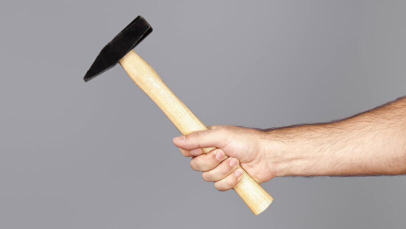 Ein 55-Jähriger hat eine Gruppe Jugendlicher mit einem Hammer attackiert - er wurde noch in der Nacht festgenommen. (Symbolbild) Ein 55-Jähriger hat eine Gruppe Jugendlicher mit einem Hammer attackiert - er wurde noch in der Nacht festgenommen. (Symbolbild)