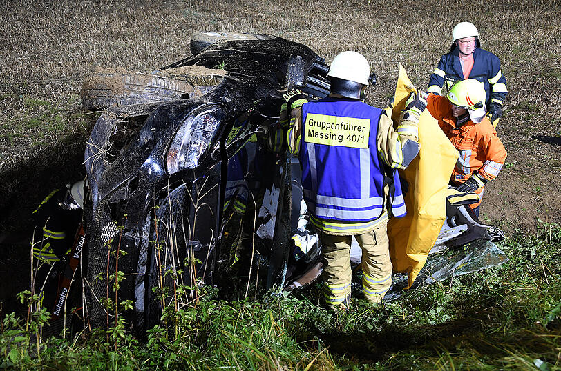 Die Feuerwehr mussten den betrunkenen Autofahrer aus seinem Mercedes befreien.