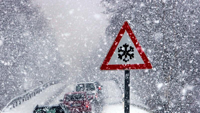 Vorsicht glatt! Autofahrer haben seit Samstag vielerorts mit vereisten Straßen zu kämpfen. Vorsicht glatt! Autofahrer haben seit Samstag vielerorts mit vereisten Straßen zu kämpfen.
