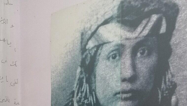 Said Nassor neben einem Bild der Prinzessin in seinem Museum. Said Nassor neben einem Bild der Prinzessin in seinem Museum.