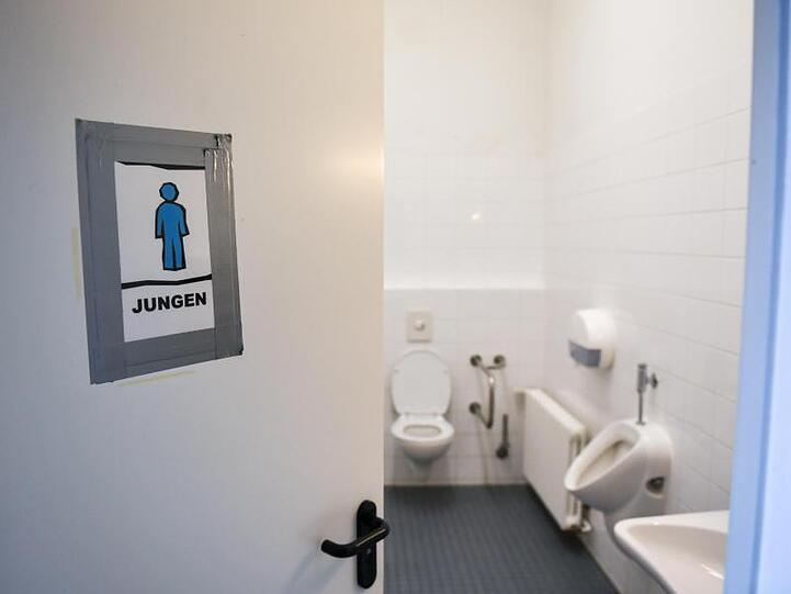 Lehrerverbands-Präsident Meidinger fordert die "Nachrüstung von Toiletten- und Waschanlagen, Desinfektionsspendern und enger getaktete Reinigungszyklen".