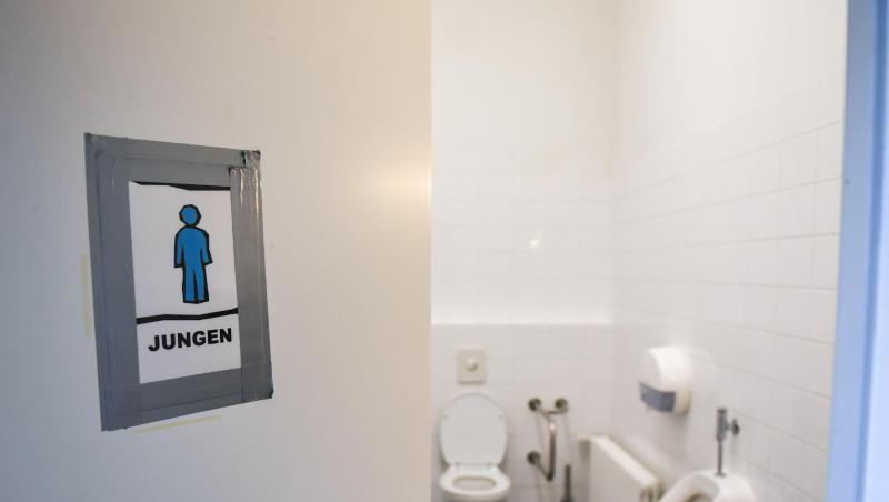 Lehrerverbands-Präsident Meidinger fordert die "Nachrüstung von Toiletten- und Waschanlagen, Desinfektionsspendern und enger getaktete Reinigungszyklen". Lehrerverbands-Präsident Meidinger fordert die "Nachrüstung von Toiletten- und Waschanlagen, Desinfektionsspendern und enger getaktete Reinigungszyklen".
