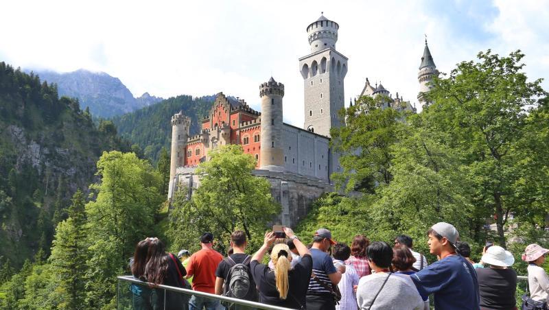Touristen stehen auf einer Aussichtsplattform unterhalb des Schlosses Neuschwanstein. Foto: Karl-Josef Hildenbrand/dpa/Archivbild Touristen stehen auf einer Aussichtsplattform unterhalb des Schlosses Neuschwanstein. Foto: Karl-Josef Hildenbrand/dpa/Archivbild