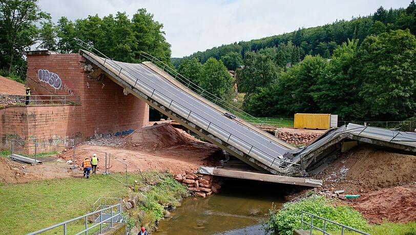 Die Brücke stürzt durch Sprengung ein