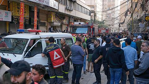 Mitarbeiter des Zivilschutzes am Ort eines israelischen Angriffs im südlichen Vorort von Beirut.