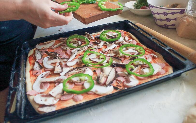 Pizza entstand als ein "Arme-Leute-Essen" zur Resteverwertung. Und auch heute eignet sich der italienische Klassiker hervorragend, um die &Uuml;berbleibsel des K&uuml;hlschranks zu verwerten. Wer keinen Bl&auml;tter- oder Pizzateig mehr zu Hause hat, kann im Handumdrehen aus Mehl, Wasser, Hefe, Zucker und Salz einen eigenen Teig zaubern. Den k&ouml;nnen Sie dann nach Herzenslust mit s&auml;mtlichen Gem&uuml;se-(oder auch Obst-)Resten belegen und genie&szlig;en.