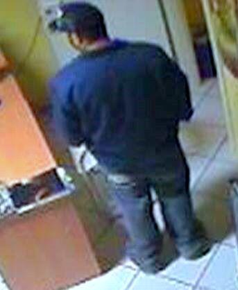 Zeugensuche nach Raubüberfall auf Discounter im Oktober 2010. Wer kennt die abgebildete Person auf den Aufnahmen?